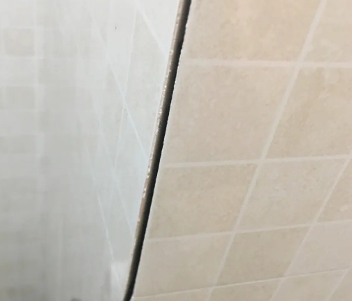 前郭尔罗斯瓷砖空鼓维修公司分享阳台瓷砖脱落的修复过程可以分为以下几个步骤