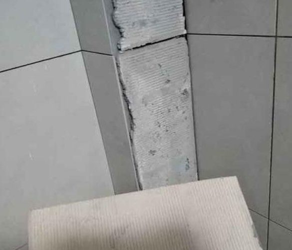 前郭尔罗斯瓷砖空鼓维修公司分享下厨房瓷砖脱落的补救措施。